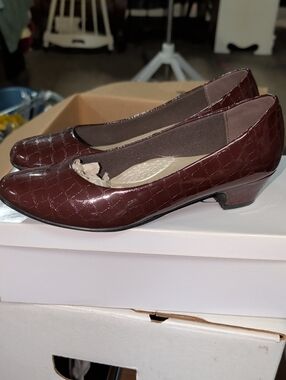 Vtg. Angel Steps Classic Low Heel Croc Embossed Halo Pumps in Deep Burgundy